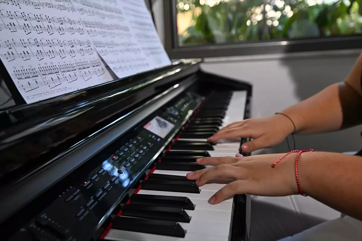 Antalya’da 12 yaşındaki Bade Uygun, piyano alanında büyük başarılar elde ediyor