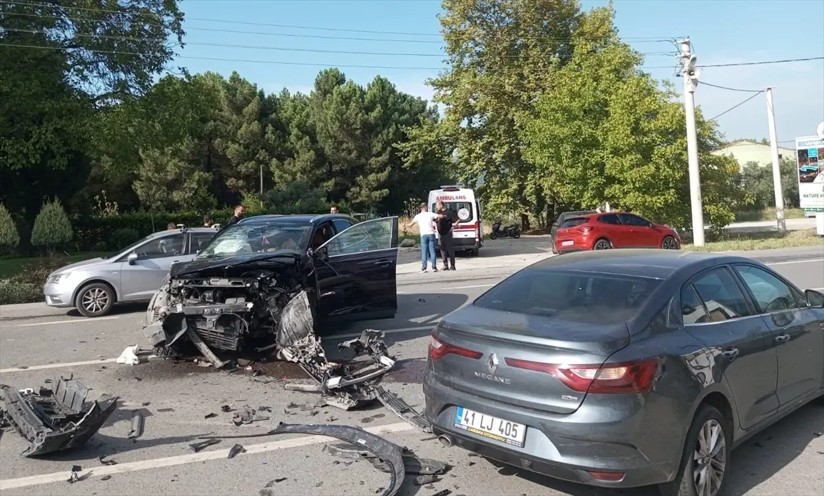 Sapanca’da üç araçlı trafik kazasında 3 kişi yaralandı