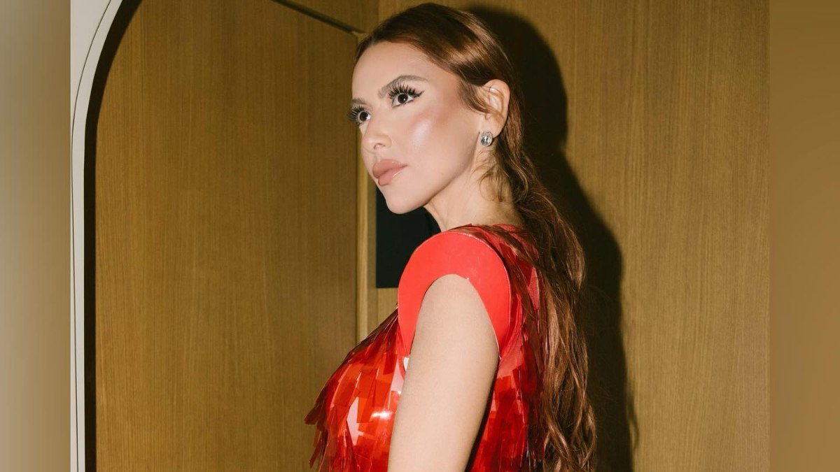 İmaj değiştiren Hadise, kırmızı pullu elbise giydi