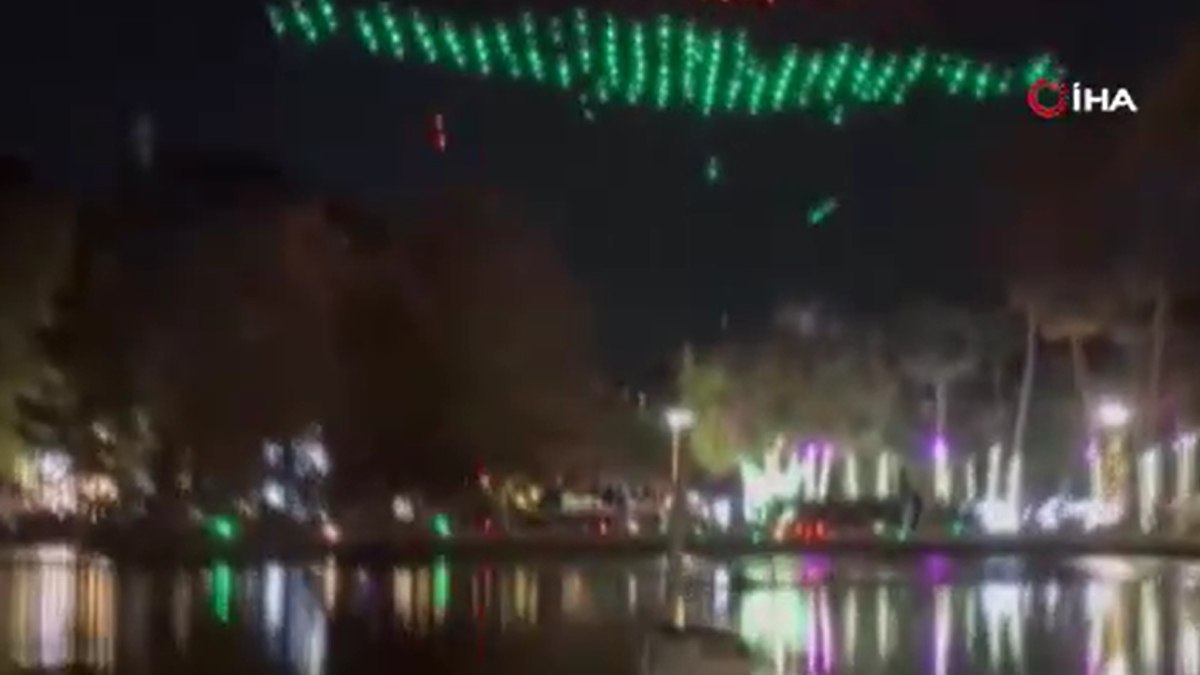 ABD’de gösteri yaparken çarpışan drone’lar düştü