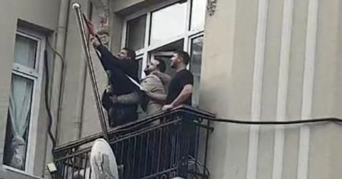 İstanbul’da rejim bayrağı indirildi