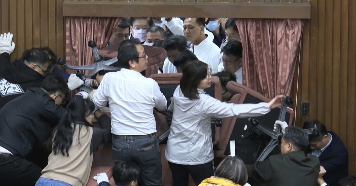 Tayvan parlamentosu savaş alanına döndü: Oylamayı engellemek isteyen milletvekilleri barikat kurdu