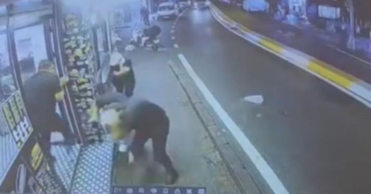 Yer: Taksim! Motosikletli çocuk 4 kişiyi vurdu