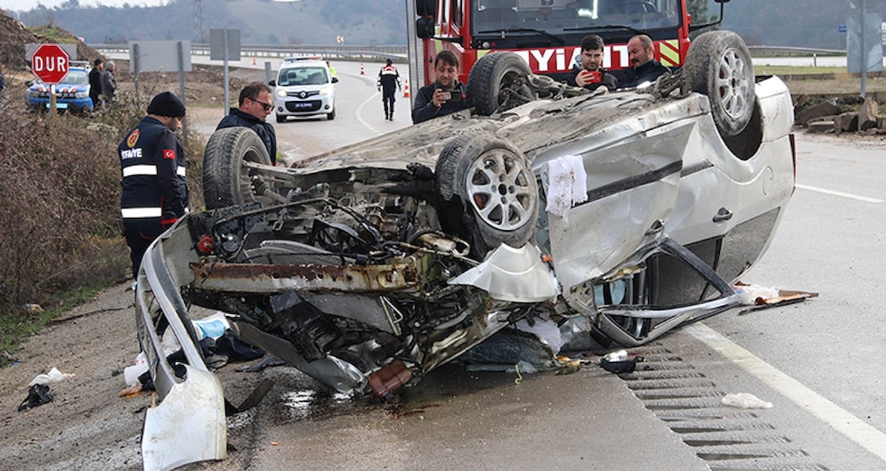 Amasya’da otomobil refüje çarparak devrildi, 4 kişi yaralandı