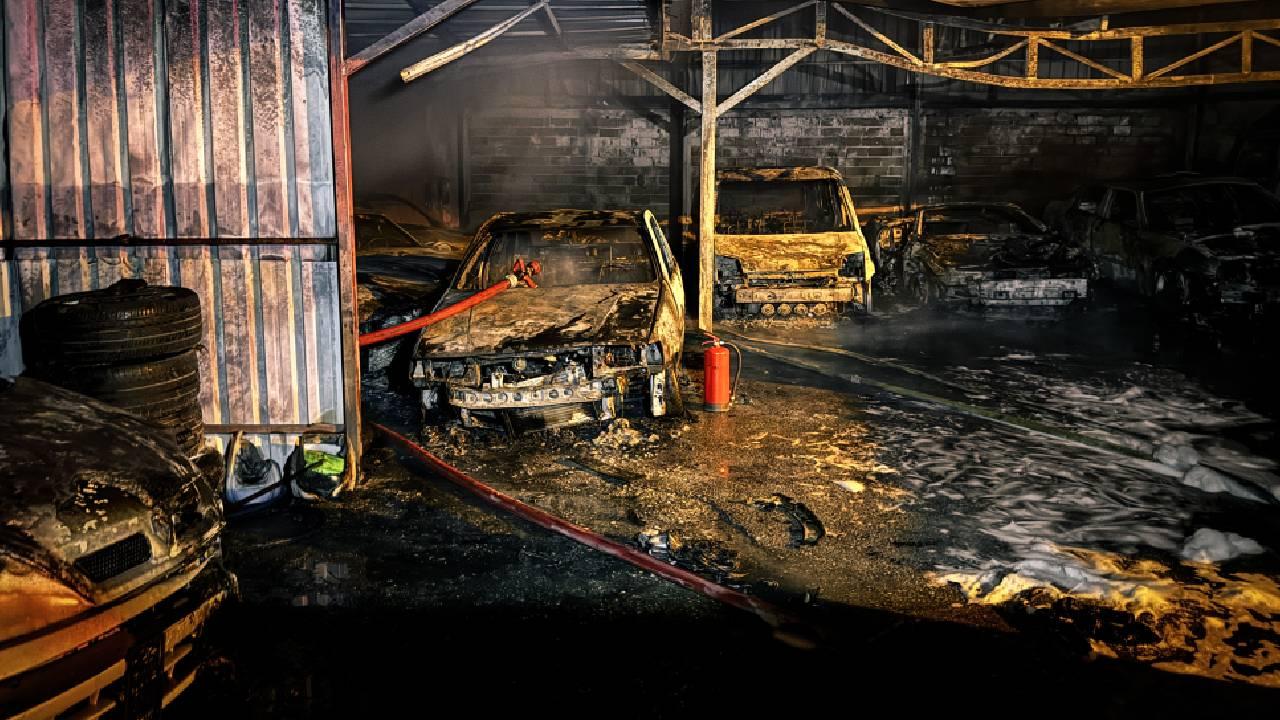 Bursa’da bir oto galerisinde çıkan yangında 13 araç hasar gördü