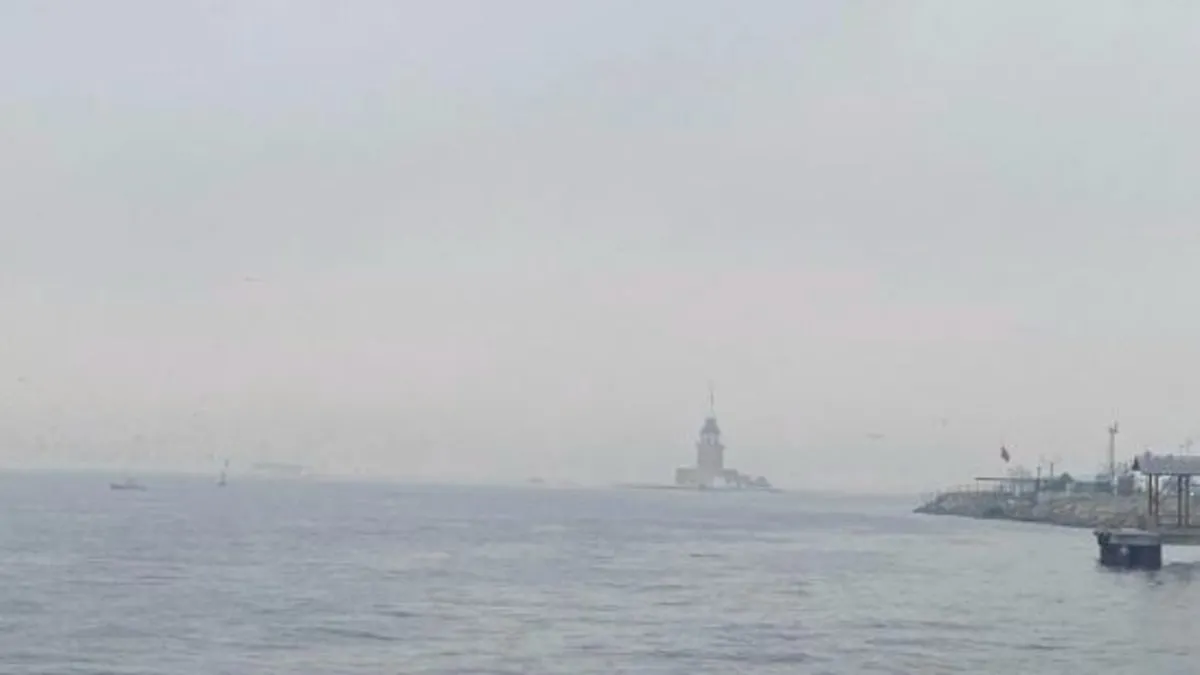 İstanbul’u sis bastı: Sis İstanbul Boğazı’nda ve karada ulaşımı olumsuz etkiledi