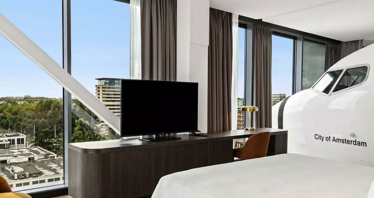 Otel odasının ortasındaki uçakla şaşkına döndü