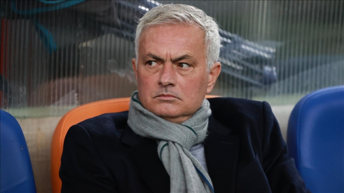 UEFA’dan Fenerbahçe’nin hocası Jose Mourinho’ya ceza