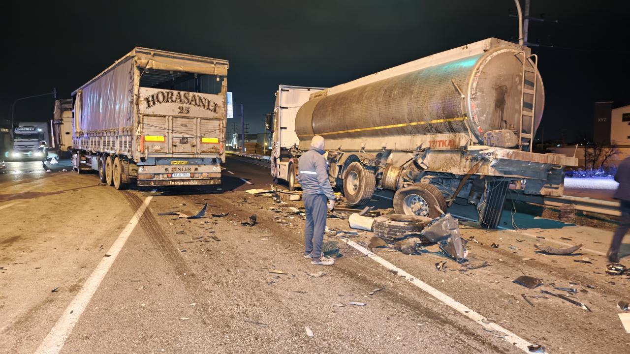 Bursa’da iki tırın çarpıştığı kazada 1 kişi yaralandı