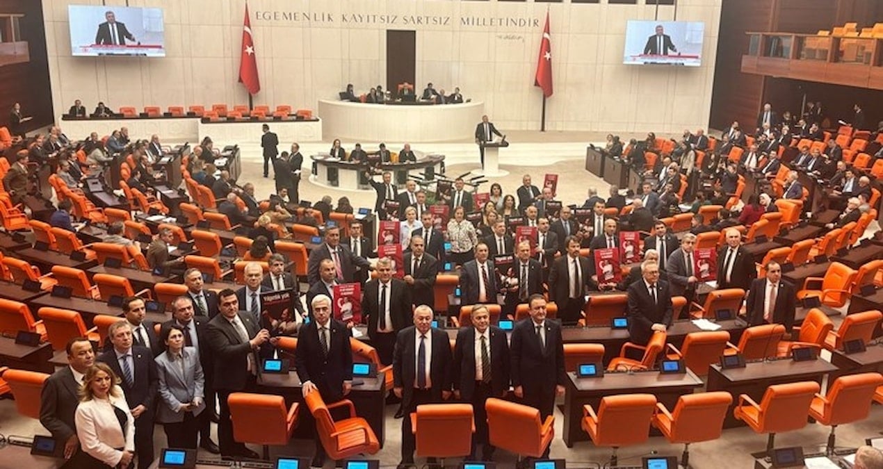 Kürsüye sırtlarını dönüp protesto ettiler