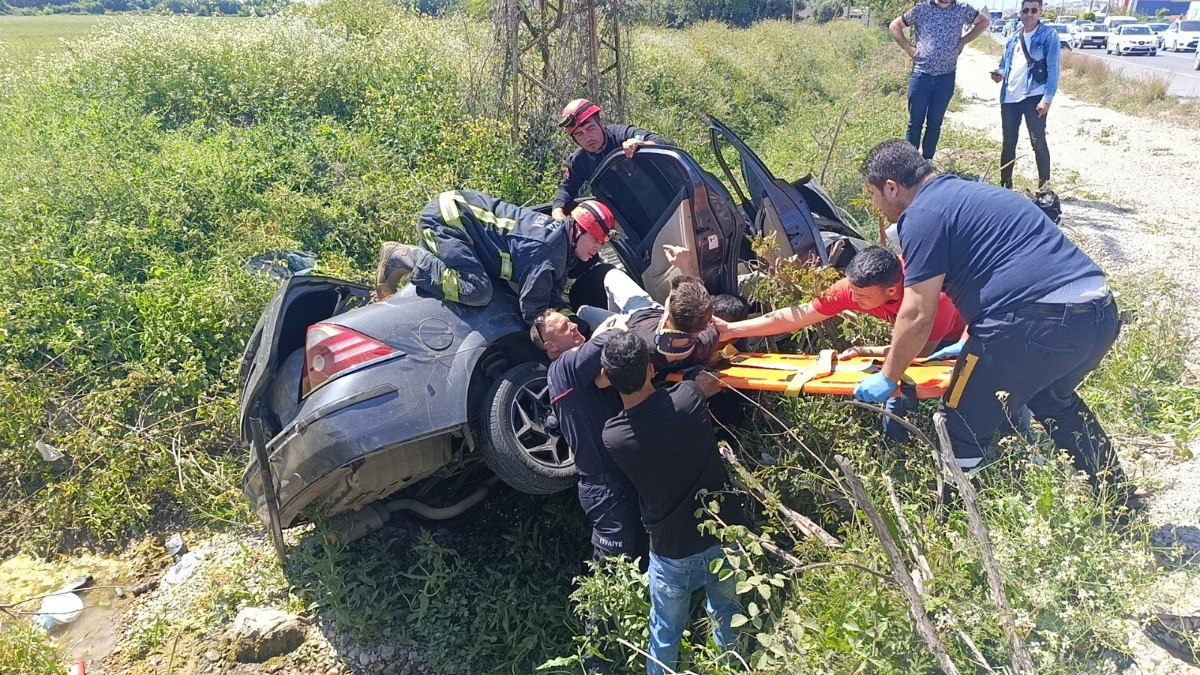 Antalya’da bariyerlere çarpan araç, sulama kanalına devrildi