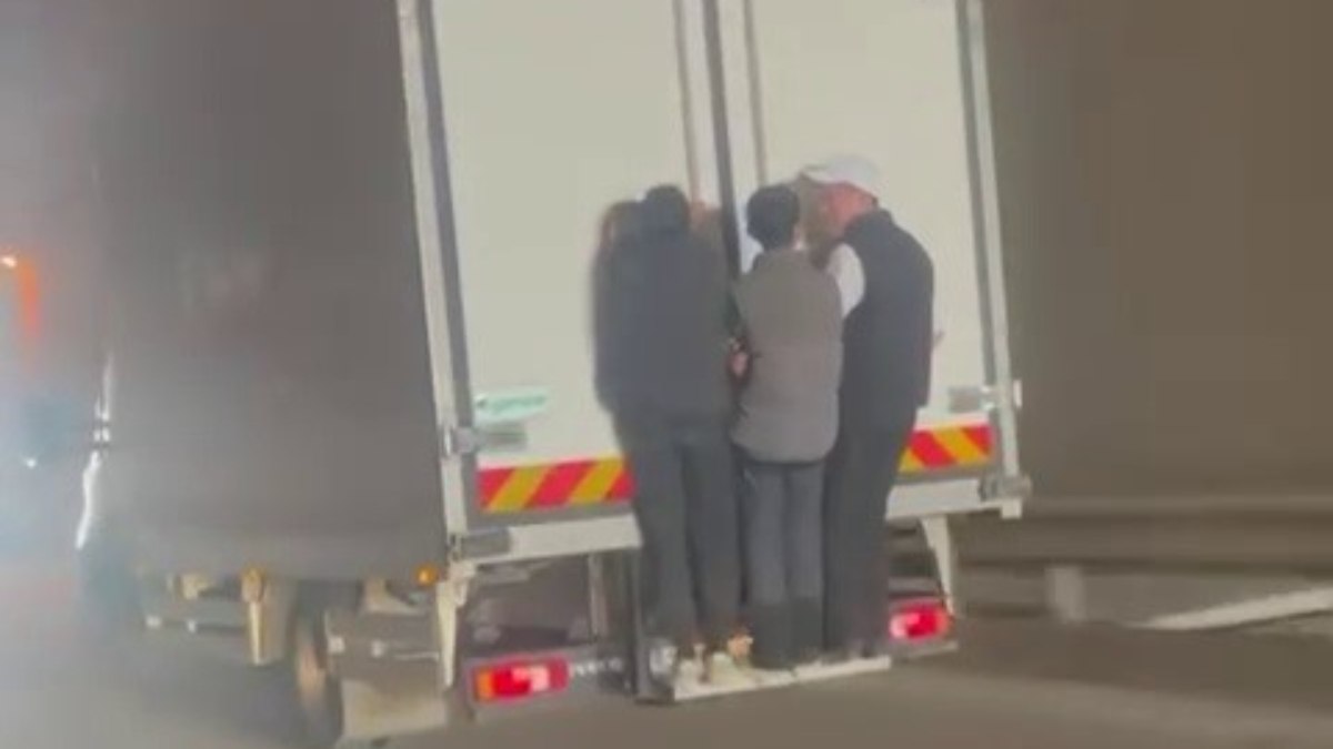 Bursa’da kamyonetin arkasında tehlikeli yolculuk