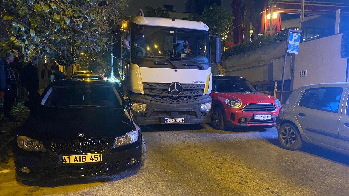 İstanbul’da hatalı park edilen aracı çevredekiler elleriyle taşıdı